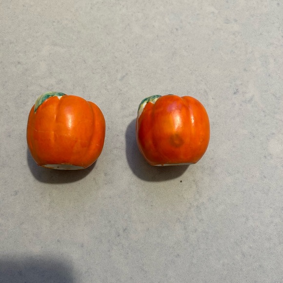 Vintage Pumpkin Salt and Pepper Shakers - Picture 4 of 5